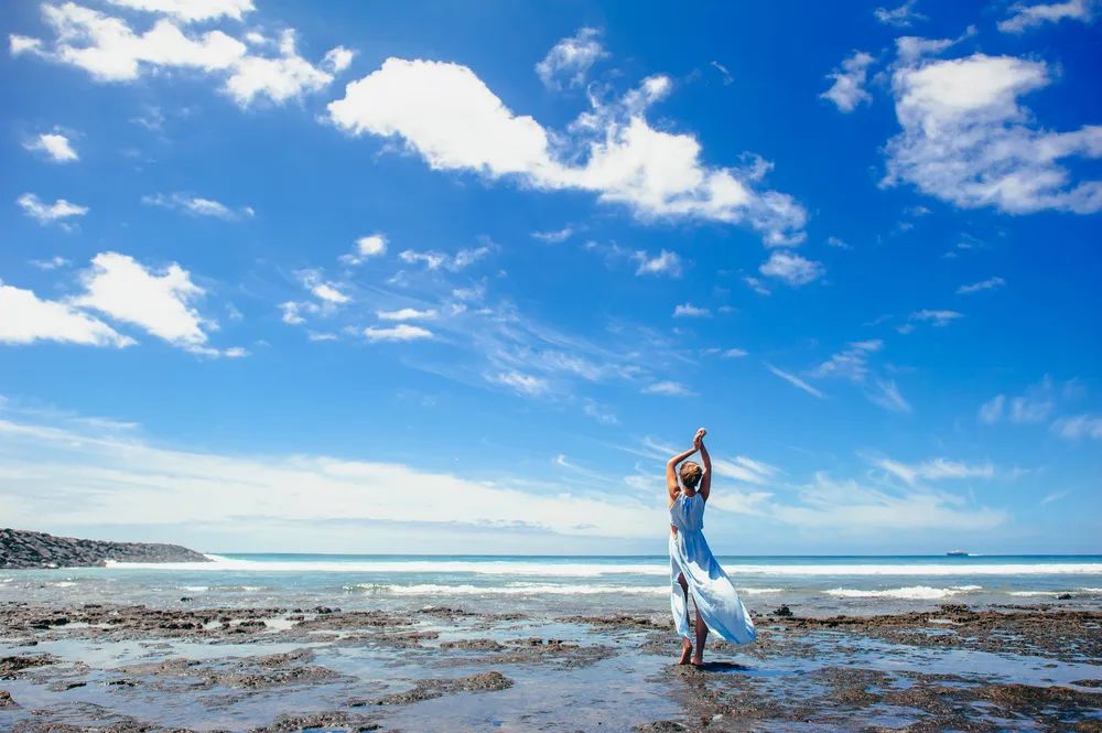 很赞同一句话:“每个人的一生,都会遭受两支箭的攻击: 一支是外界射向你的,另一支是自己射向自己的。但真正伤害你最深的,是后者。” 人生之事,无非因缘遇合,荣辱得失,全在我们的心境。 让我们痛苦的,其实是我们自己。 01 看不透