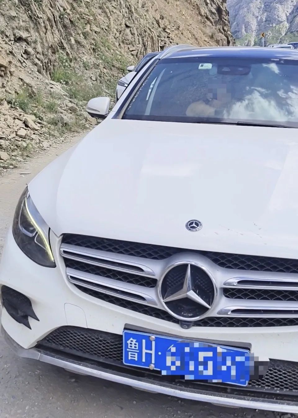 “旁边就是悬崖”！警方通报“奔驰车超车逼停摩托”