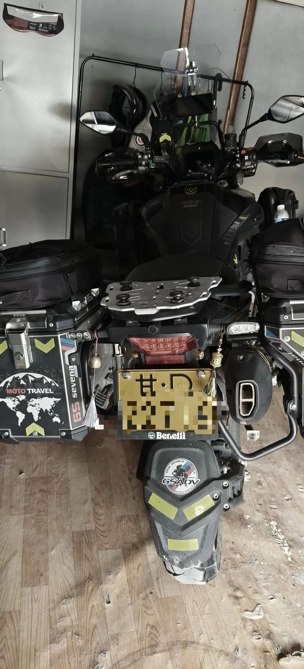 “旁边就是悬崖”！警方通报“奔驰车超车逼停摩托”