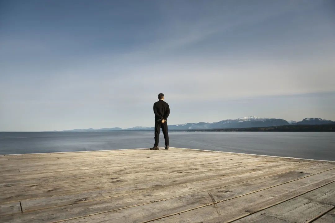 演员沙溢曾在一档节目中有一段很伤感的独白,让我记忆犹新。 他说:“有一天晚上我翻看手机,发现除了我儿子给我发的信息,没有任何人给我发信息。 以前总以为自己很重要,其实,每个人在别人心中都没有那么重要。” 曾经,我们都习惯把自己摆在世