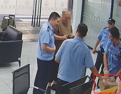 事发杭州高架！男子被交警、民警、巡特警紧急截停…