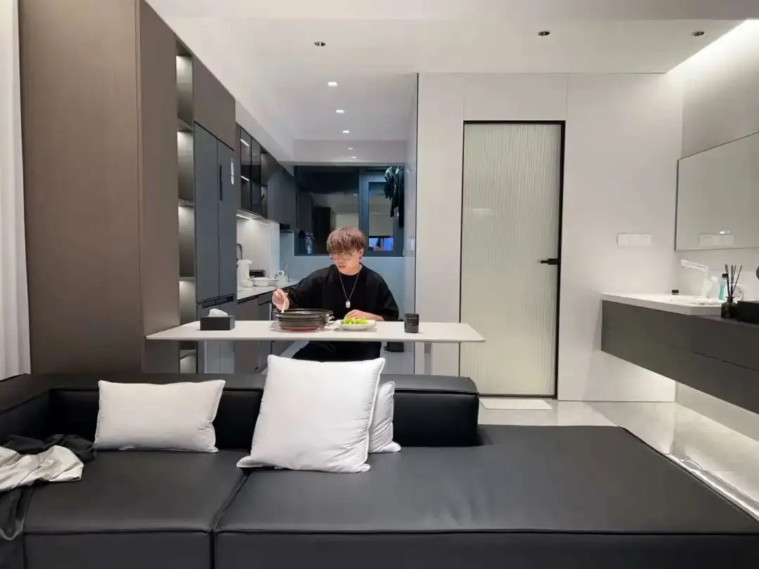 这两天，#花4万块在鹤岗买房后的真实生活 冲上热搜。 从江西来的26岁女孩罗小花，因家庭变故带着妹妹花4万在鹤岗买了一套70平米的两居室，安家后，她给妹妹办理了入学，自己摆摊卖小吃。 虽然摆摊初期状况百出，但鹤岗人很包容，城管也很友善。冬季