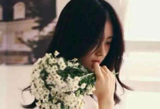 我始终觉得，人这一辈子并不长，要学会为自己活，如果你都不懂得为自己而活，那么谁会为你活呢？ 人生是自己的，大概只有你自己会在意。 在这个世界上，没有谁会真正在意你的人生，除了你自己。 不要为了别人而委屈自己，你以为你的付出可以得到相应的回应