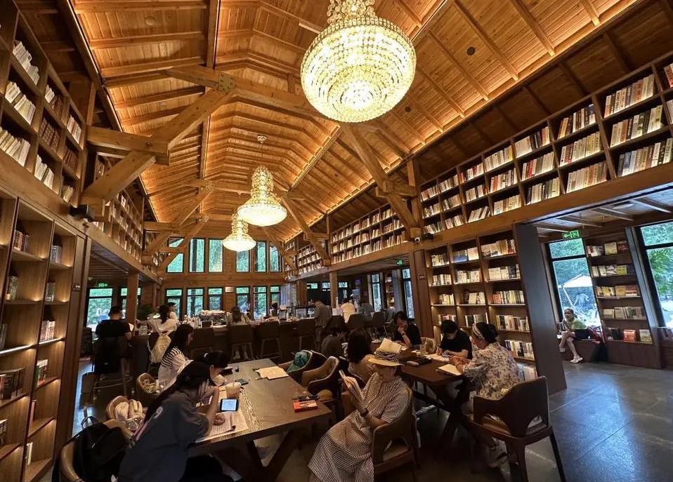 家门口小公园变身爱情地标，千人打卡，夜晚还能吃串赏月