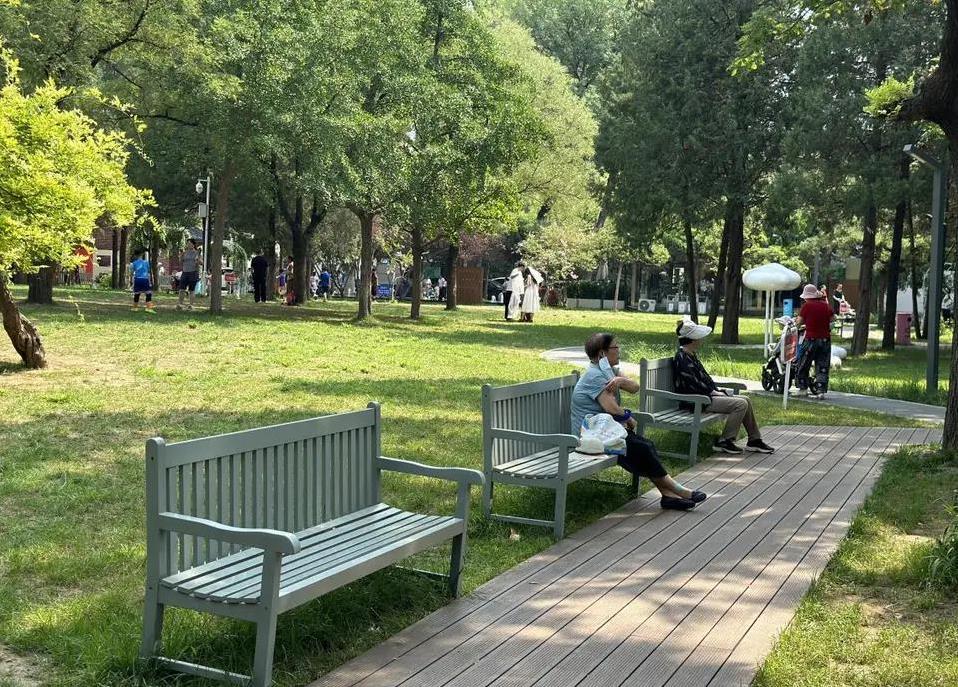 家门口小公园变身爱情地标，千人打卡，夜晚还能吃串赏月