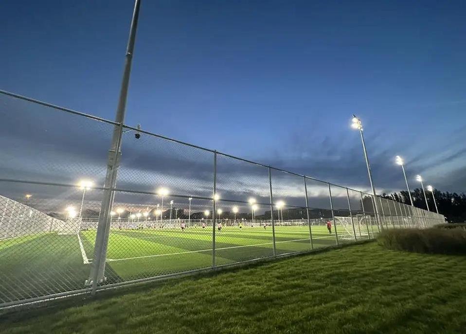 家门口小公园变身爱情地标，千人打卡，夜晚还能吃串赏月