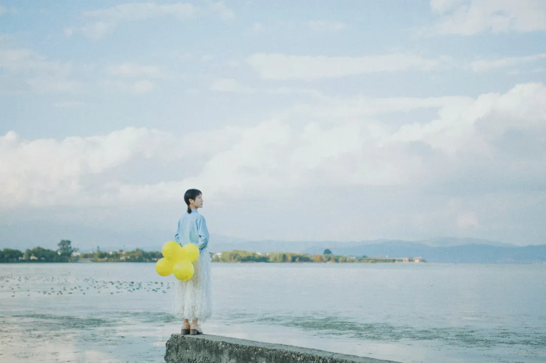 在单位上班千万要记住：只要工资每月按时发放，岗位没动，待遇没减，就不要太在意其他人，该上班上班，把他们当路人，你就赢了