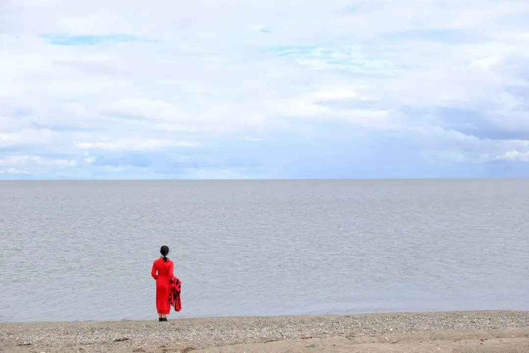 拍摄电影《霸王别姬》时，导演塑造了程蝶衣这样一个痴迷角色。 他发现：在复杂的世事中，唯有专注一事，方能成就极致。 职场亦是如此，那些能安身立命，步步高升的人，往往都有一种“置若罔闻”的本事。 他们专注于自己的工作，对外界的纷纷扰扰视而不见。