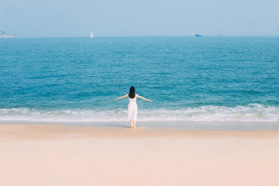 当你接触的人越多，就会发现：那些脸色差、身体虚、气场弱的人，往往不是太累了，而是心里戏太多，整天小人打架，精神内耗把自己耗干了