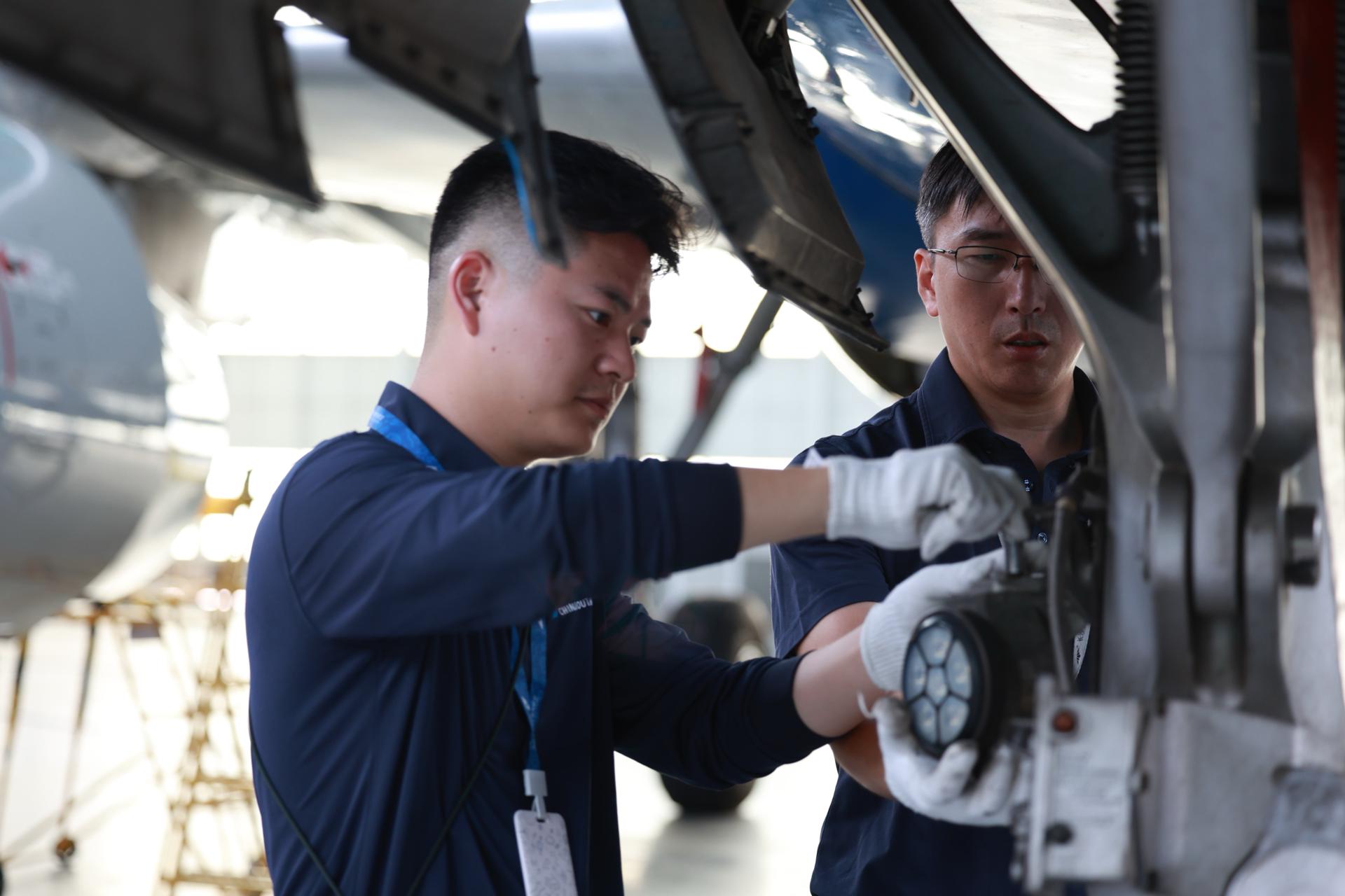 南航在湘首次启动飞机拆解业务，开拓航空维修新领域