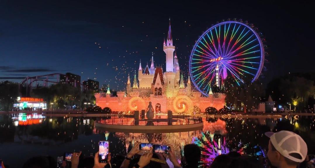 北京夜游新地标!石景山彩灯会85天狂欢,游客惊叹非遗打铁花
