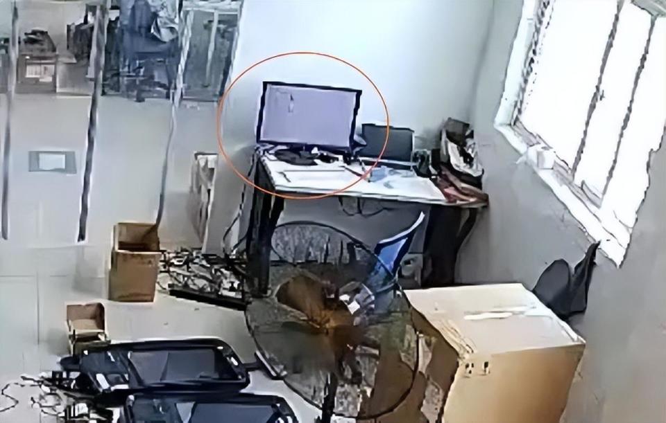 上海女子接完电话慌了，赶紧报警！监控显示：桌上电脑竟被“透明人”操作