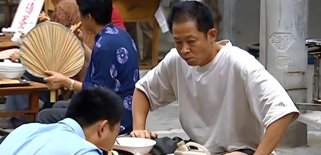 互相尊重是人际交往中的理想状态,但在生活中,我们总会遇到一些不尊重自己的人。他们或许是仅有一面之缘的服务员,也可能是你的同事、亲戚。当我们面对别人不尊重的态度时,总是想着通过理性沟通或者愤怒的方式来获得对方的尊重。 然而,这种方式不但