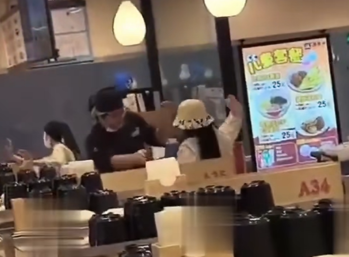 上海警方通报“商场餐厅有人滋事”:患有精神疾病,已被送往精神卫生中心治疗