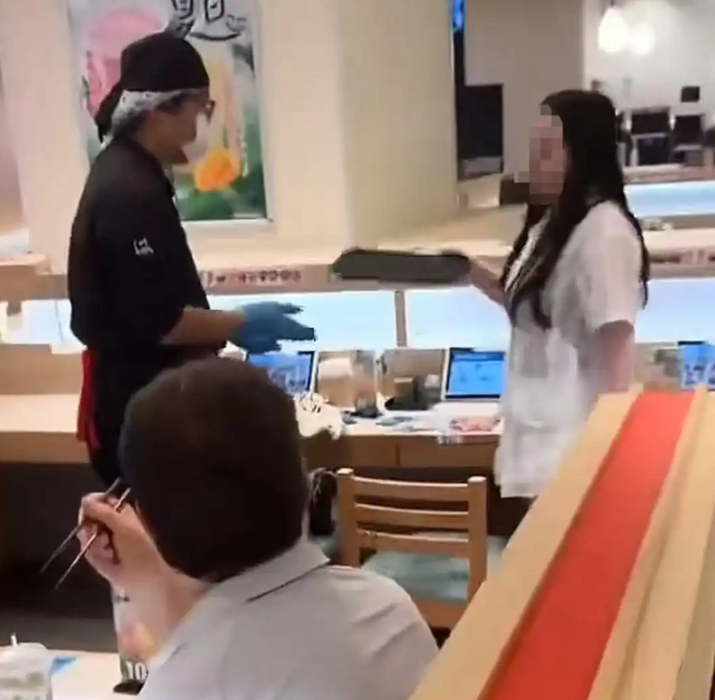 上海警方通报“商场餐厅有人滋事”:患有精神疾病,已被送往精神卫生中心治疗