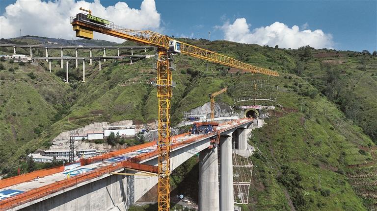 渝昆高铁江底牛栏江特大桥合龙