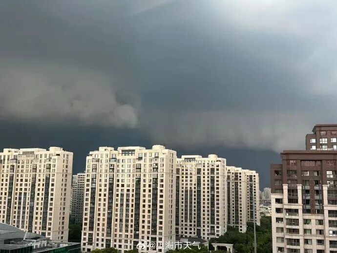 晚高峰注意!上海天气突变,“四黄”高挂,部分地区或有龙卷风+冰雹