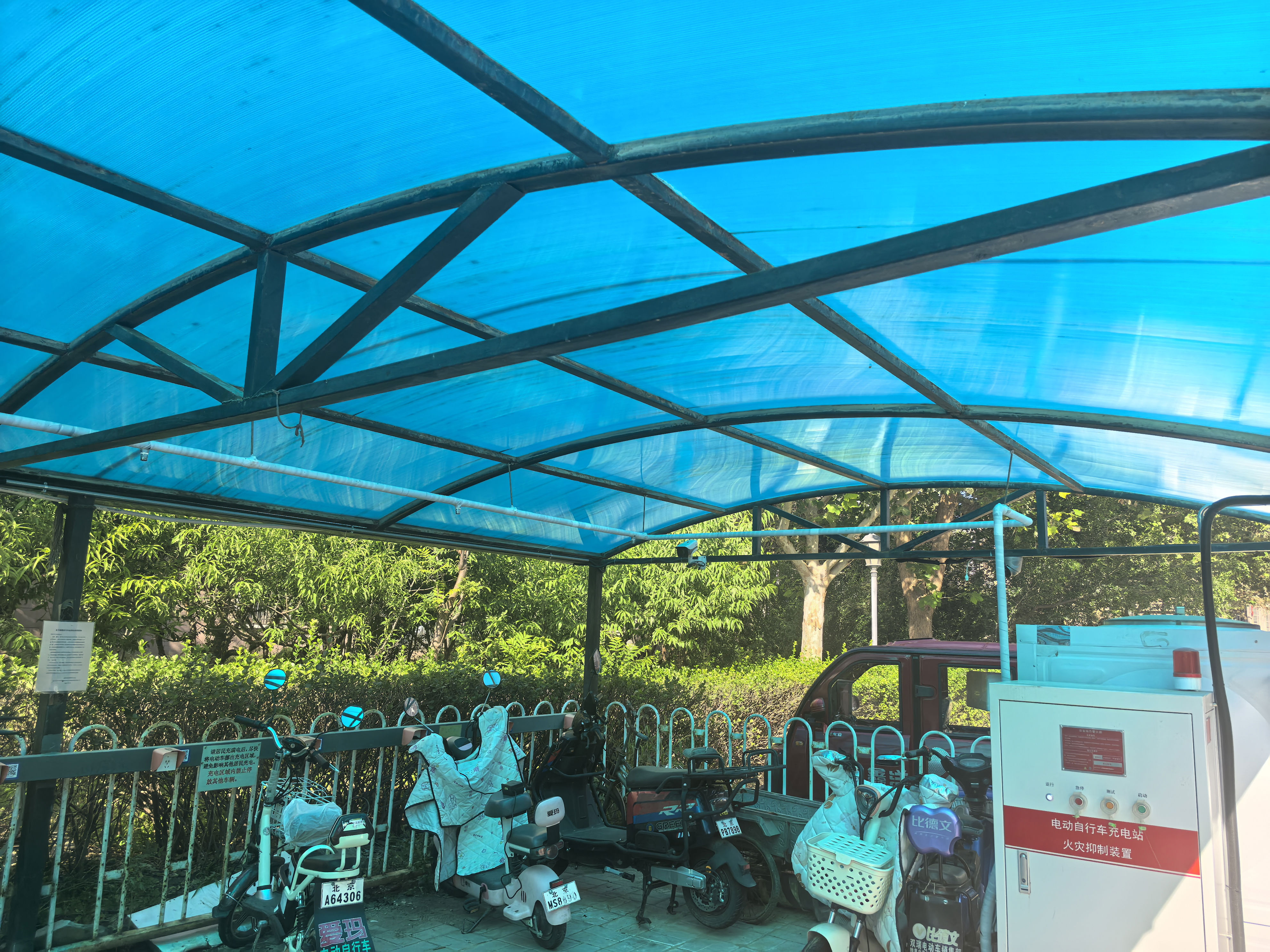 电动自行车充电棚里的感应器，危急时刻下了场“及时雨”扑灭明火