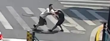 事发上海街头!男子突然被追击扑倒!上海警方:张某(男)被刑拘