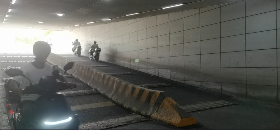 上海阿姨骑车摔倒,伤势过重死亡!40米有14条,减速带夺命?网友吵翻