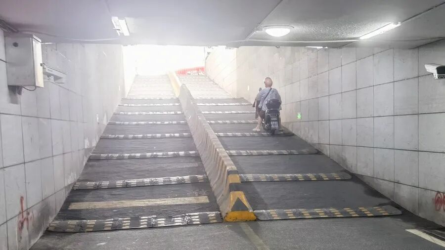 上海阿姨骑车摔倒,伤势过重死亡!40米有14条,减速带夺命?网友吵翻