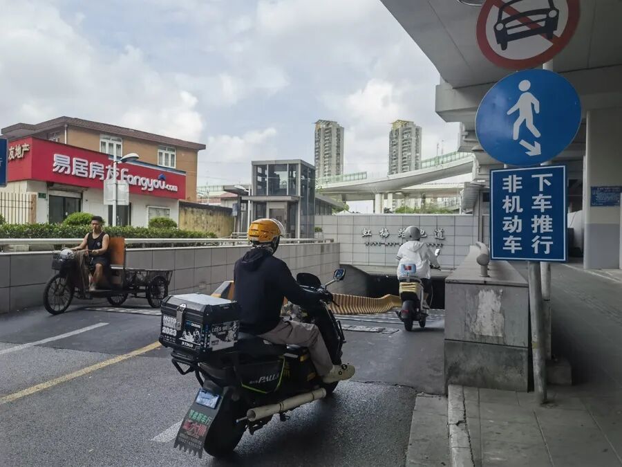 上海阿姨骑车摔倒,伤势过重死亡!40米有14条,减速带夺命?网友吵翻