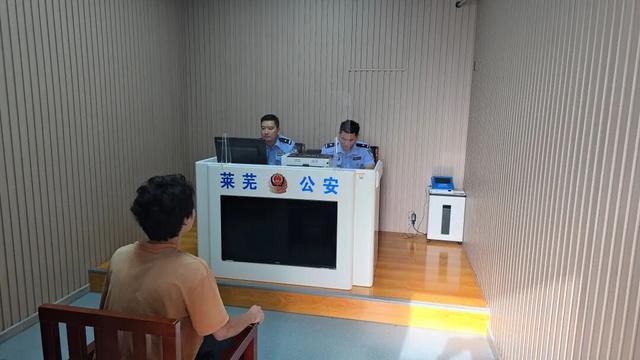 东西是凌晨贴的，人是早上拘的！