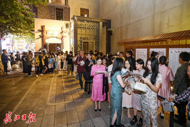 不只是一场戏，更是一场穿搭大秀——武汉百年里份吸引上万游客开启沉浸式戏剧派对