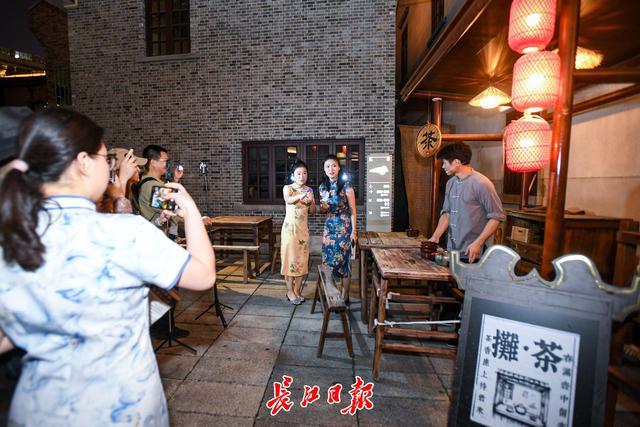 不只是一场戏，更是一场穿搭大秀——武汉百年里份吸引上万游客开启沉浸式戏剧派对