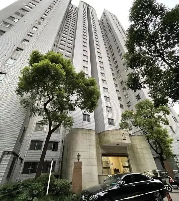 “想起来就后怕”，上海一小区9辆车被砸得面目全非！居民：不是第一次了