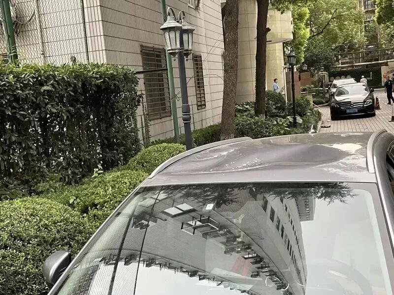“想起来就后怕”，上海一小区9辆车被砸得面目全非！居民：不是第一次了