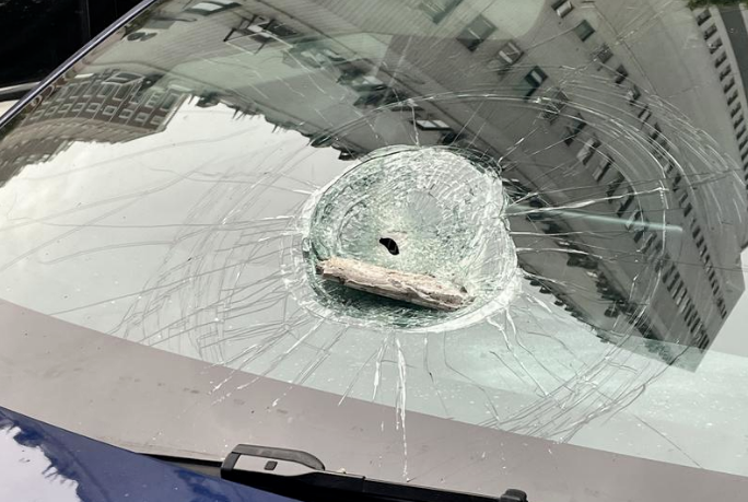 “想起来就后怕”，上海一小区9辆车被砸得面目全非！居民：不是第一次了