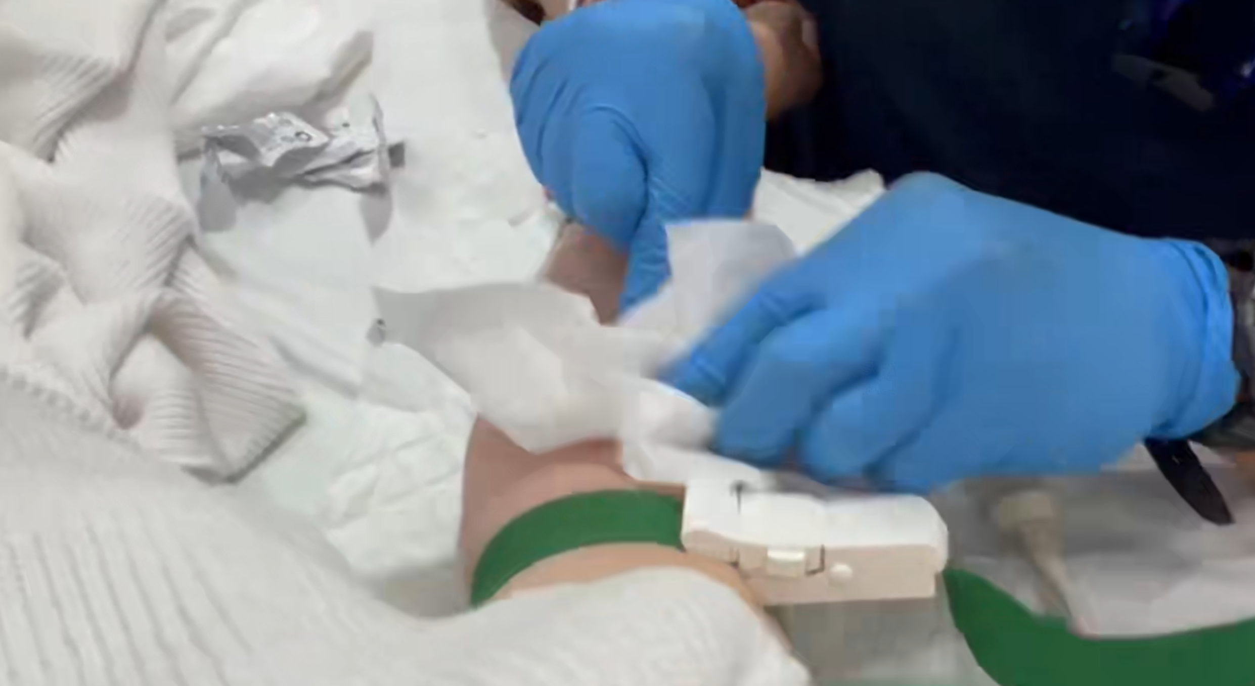 “比吞刀子还难受！”成都女孩在巴厘岛青年旅社疑因食物中毒离世，同屋旅客讲述遭遇