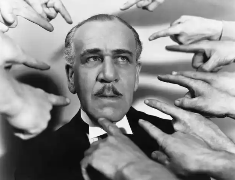 当一个人不尊重你时，不要沟通，不要愤怒，只需记住“镜子效应”，不要依据别人的反馈来否定自己