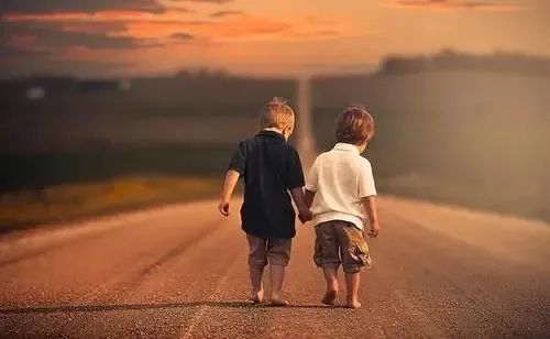 罗翔说：你要知道谁才是你的贵人。约你学习的，和你谈人生，聊理想、带你赚钱、为你打气，希望你越来越好的人，才是你的贵人