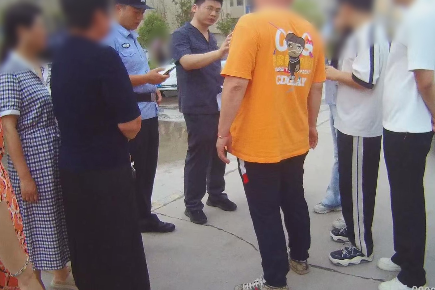 “躲是没用的！破门只需一分钟！”