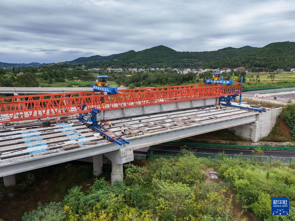 京昆高速广绵扩容工程绵阳段完成架梁