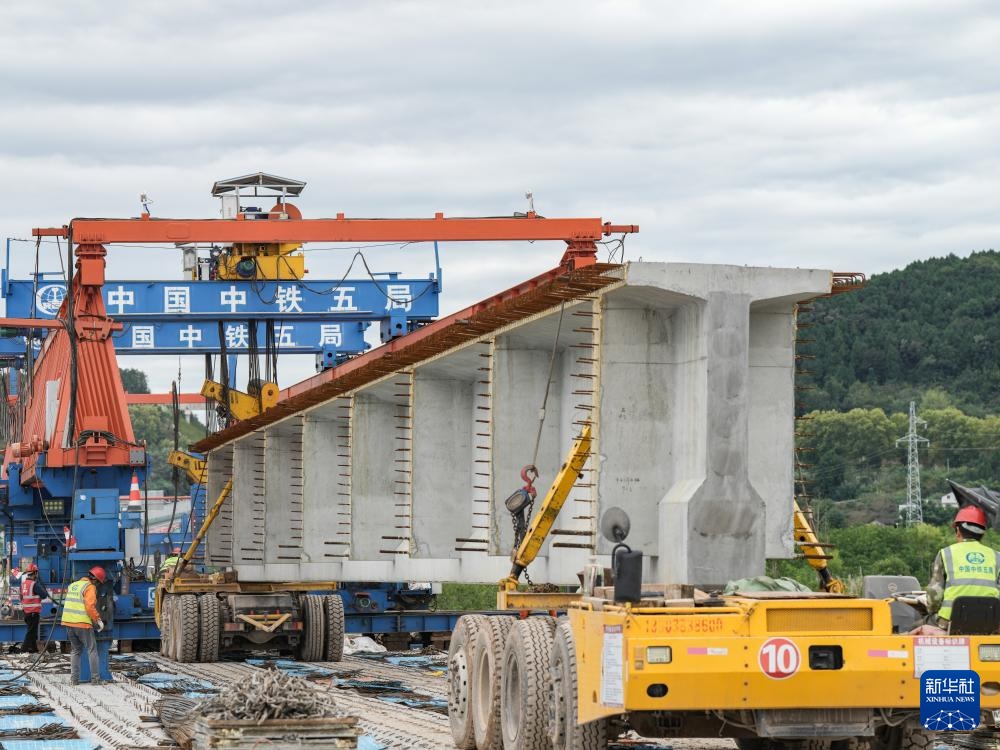 京昆高速广绵扩容工程绵阳段完成架梁