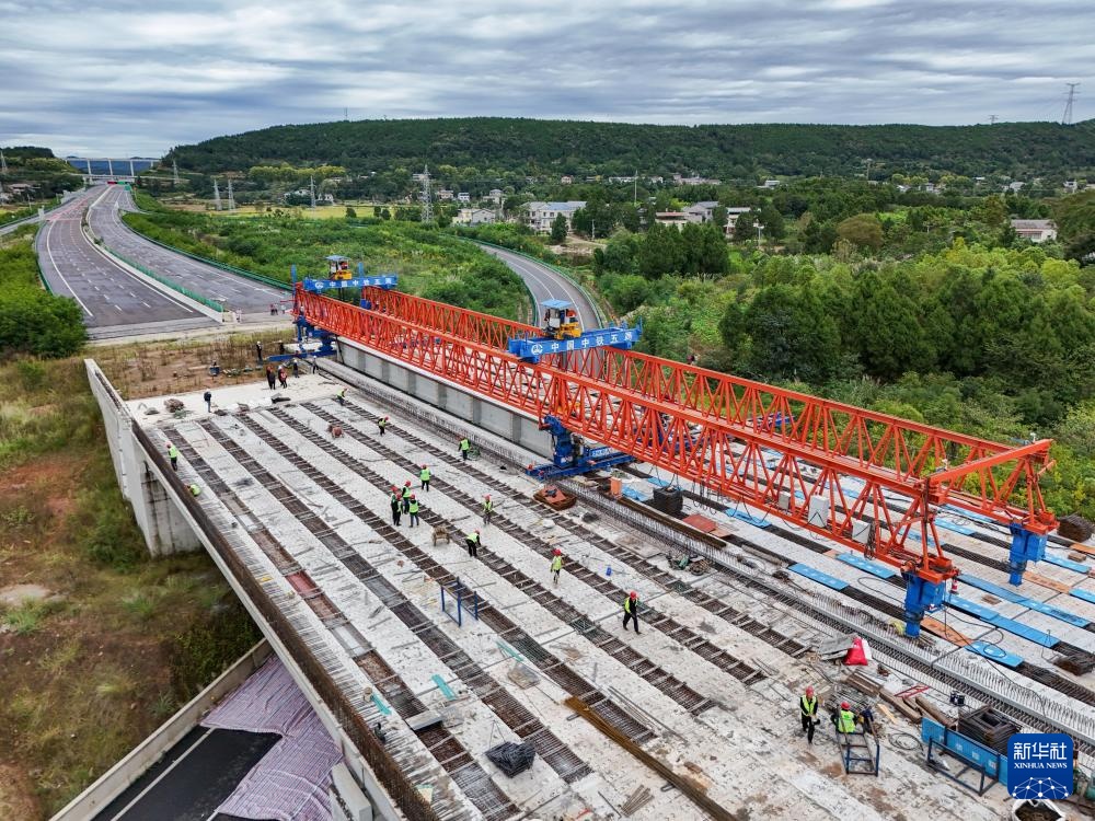 京昆高速广绵扩容工程绵阳段完成架梁